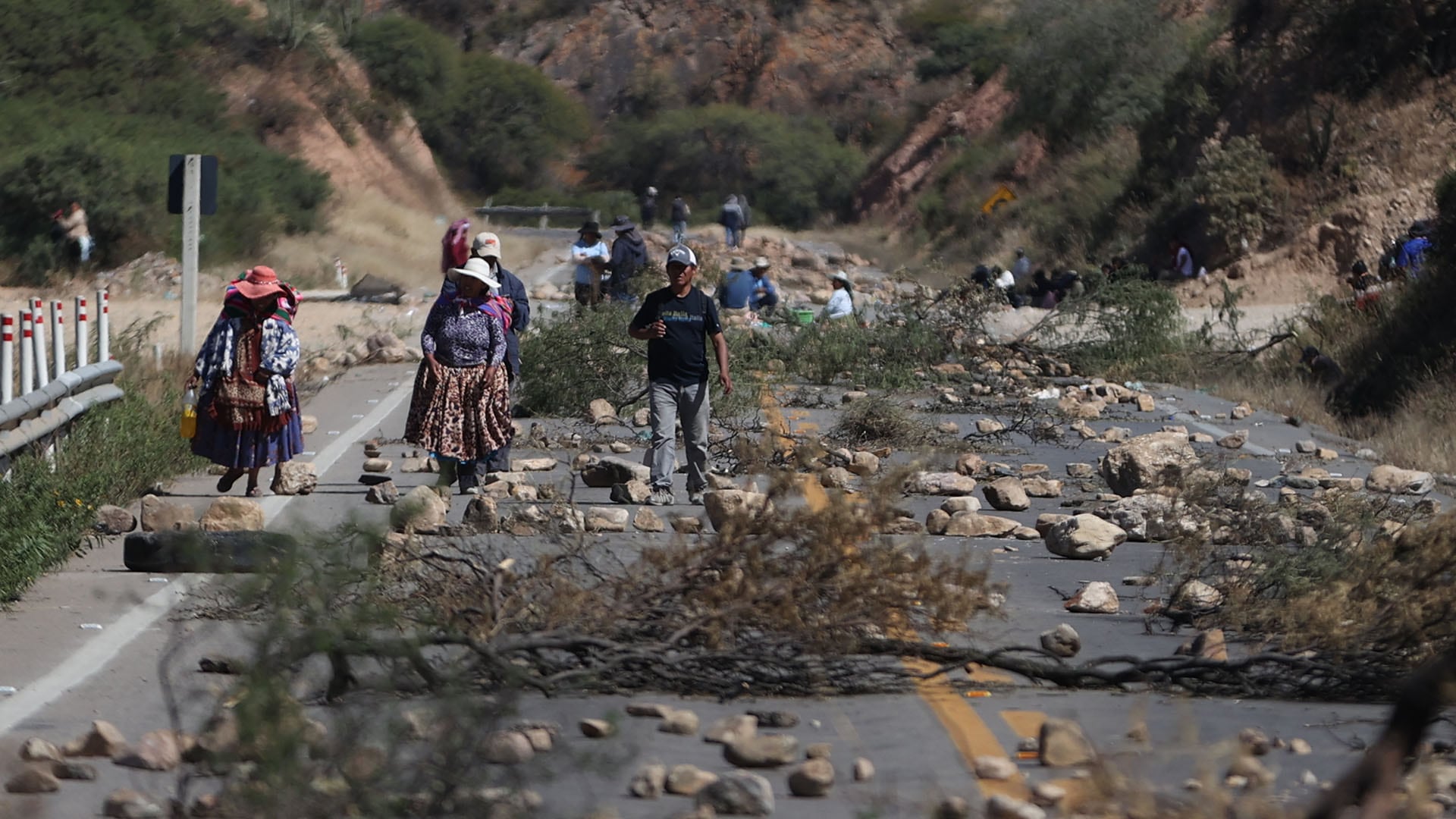 Un punto de bloqueo en Parotani, Bolivia (EFE/ Luis Gandarillas)