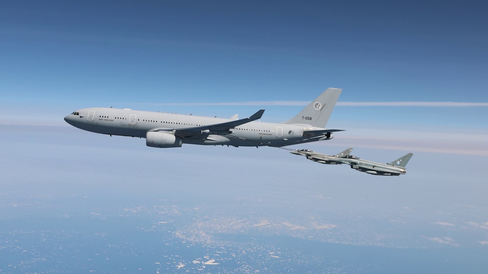 Avión A330 MRTT junto a dos cazas Eurofighter (Airbus)