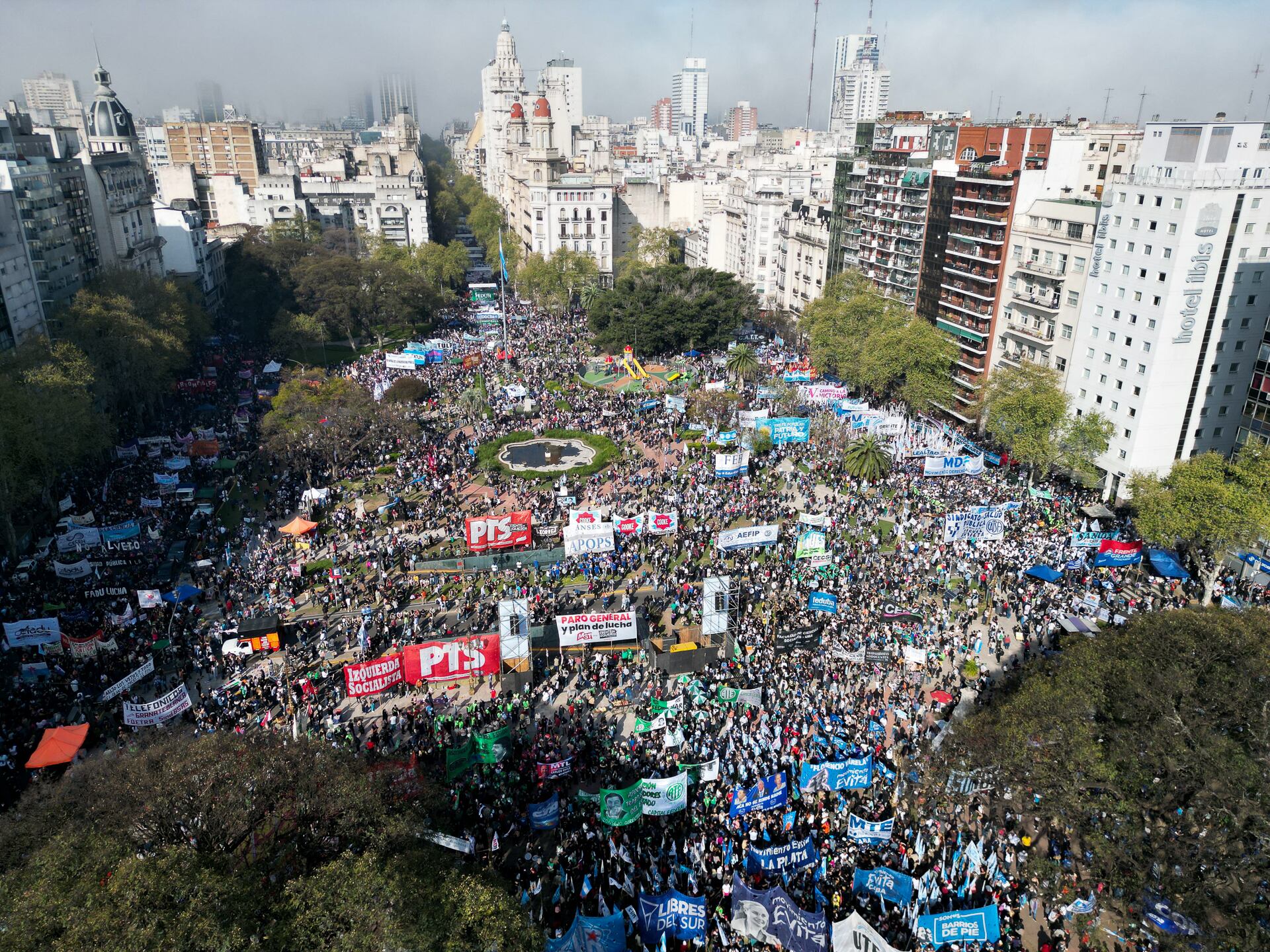 Axel Kicillof y Martín Lousteau encabezaron columnas políticas en defensa de la educación y la salud pública (Gaston Taylor)