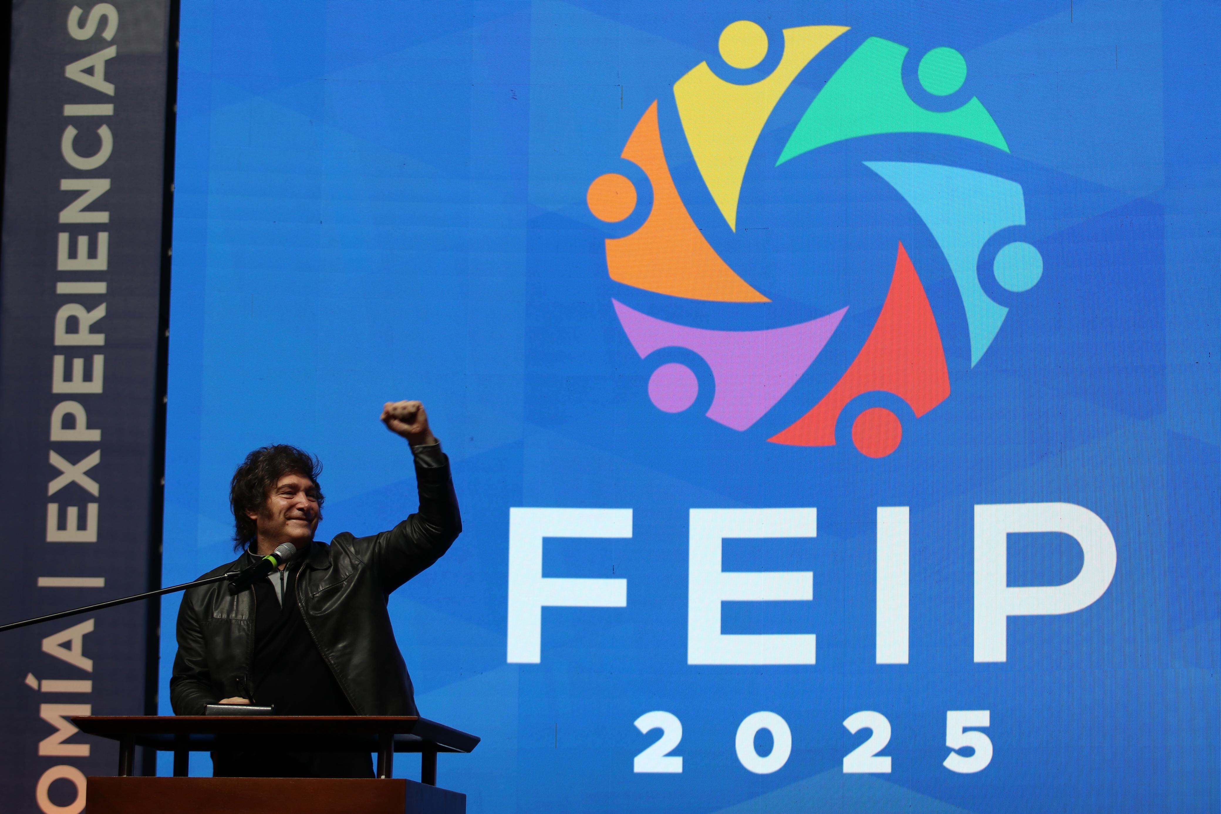 Javier Milei saluda con el puño en alto durante un evento en Paraguay