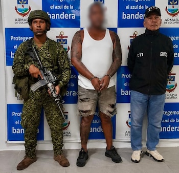 Alias Vitricio, uno de los capturados en el barrio Alberto Lleras Camargo, tenía orden vigente por secuestro extorsivo y otros graves delitos.- crédito Armada