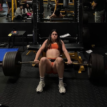 Levantó casi 290 kilos con la cadera y rompió un récord Guinness femenino