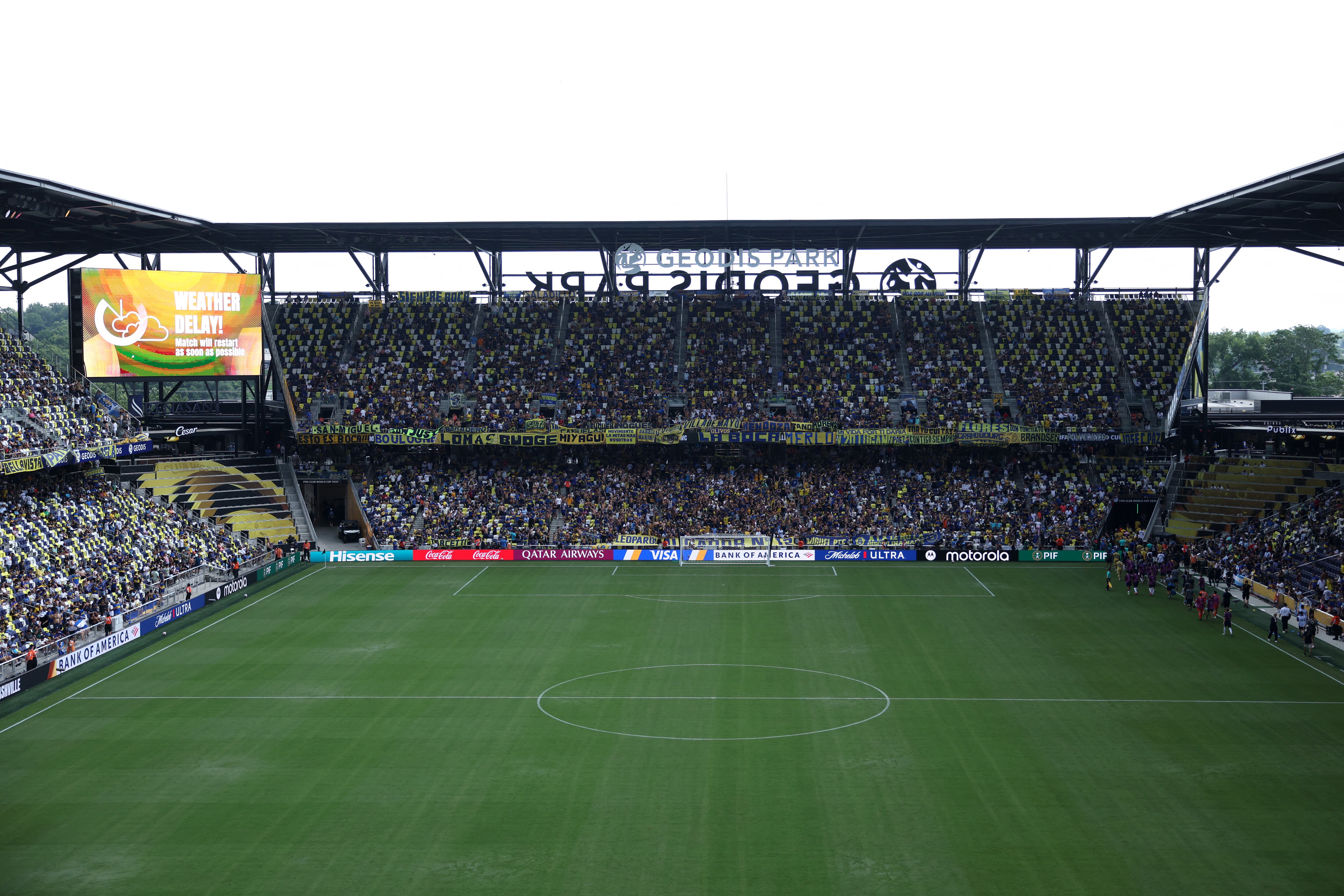 NASHVILLE, TENNESSEE - JUNE 24: A general view inside the stadium with the scoreboard displaying weather delay messaging during the FIFA Club World Cup 2025 group C match between Auckland City FC and CA Boca Juniors at GEODIS Park on June 24, 2025 in Nashville, Tennessee. Richard Pelham/Getty Images/AFP (Photo by Richard Pelham / GETTY IMAGES NORTH AMERICA / Getty Images via AFP)