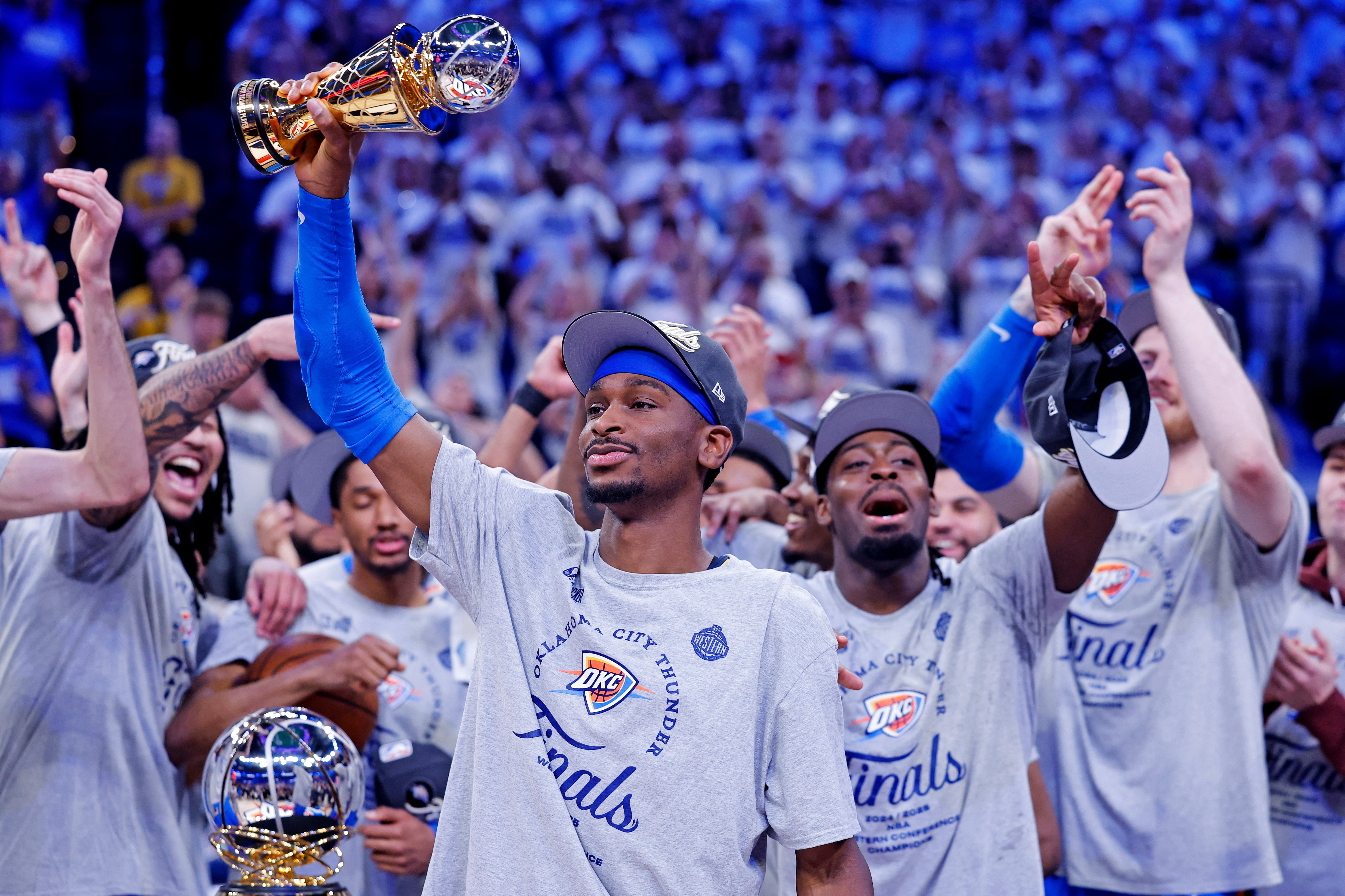 Shai Gilgeous-Alexander con el premio MVP de la temporada regular tras la consagración de Oklahoma City Thunder en la Conferencia Oeste (Alonzo Adams-Imagn Images)