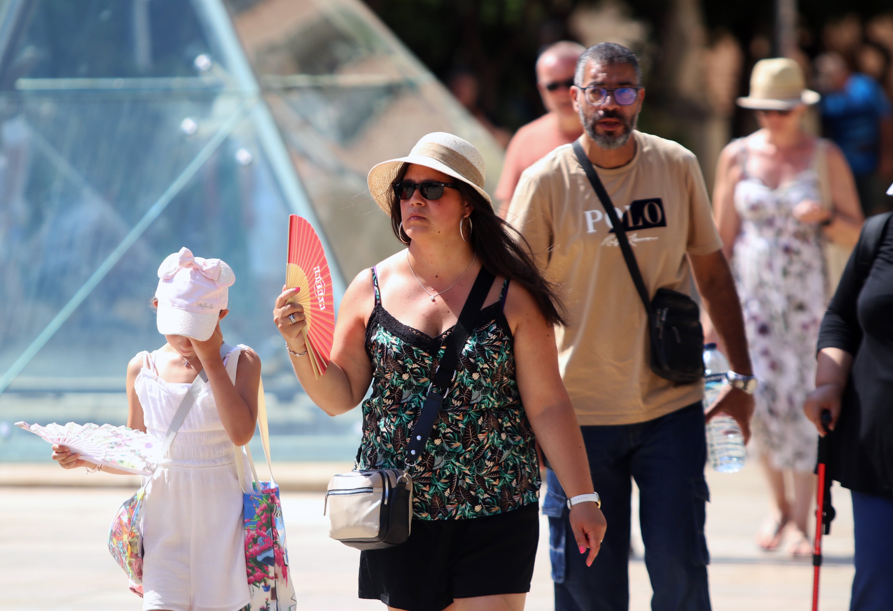 Viandantes soportan las altas temperaturas por las calles de Málaga, Andalucía (España). La Agencia Estatal de Meteorología (Aemet) ha emitido un aviso por altas temperaturas en Málaga para este martes. La ola de calor, que afecta a gran parte del territorio nacional, vuelve a intensificarse en la zona, donde se esperan valores térmicos extremos
Álex Zea / Europa Press