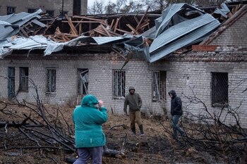 Residentes caminan en un sitio donde se produjo un ataque con misiles rusos, en el marco de la guerra entre Rusia y Ucrania, en Dnipro, Ucrania, el 21 de noviembre de 2024 (REUTERS/Mykola Synelnykov)