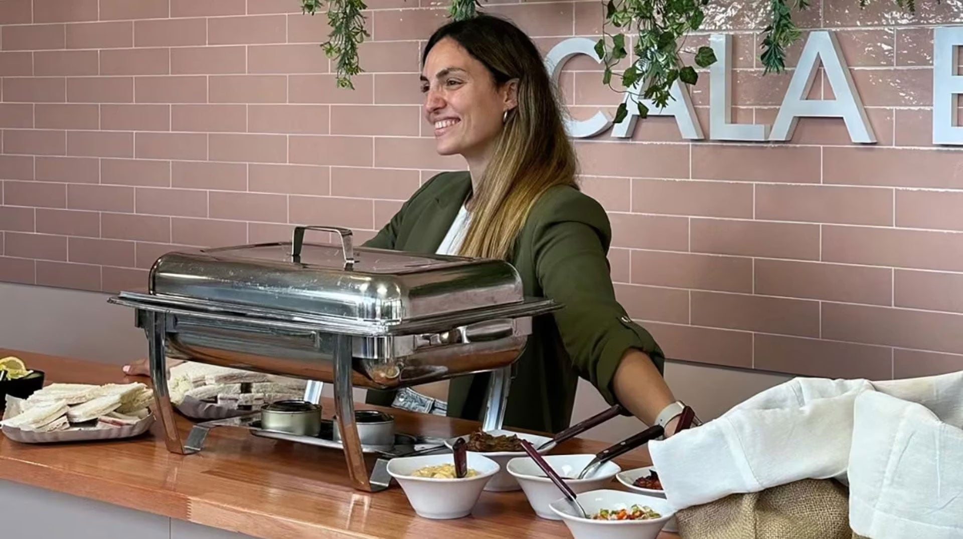 Corina, en su local. Su hermano supo ayudar en la difusión del emprendimiento