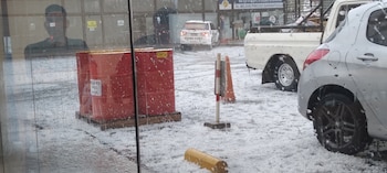 El granizo se acumuló sobre el asfalto y las veredas en varios barrios de Córdoba (X: @gerhadad)