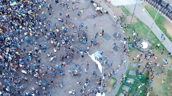 El desbande de los fanáticos durante el desarrollo de los incidentes (Lihueel Althabe)