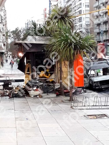 Un auto abandonado se incendió y le quemó el puesto de diarios: la Justicia condenó a la municipalidad