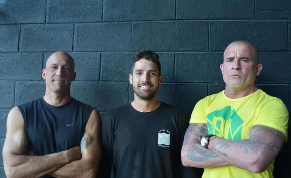 Dominic Purcell, actor de Prison Break, visitó la academia y hotel Puro Surf, ubicado en la Plaza El Zonte, en La Libertad, en 2018./ (Redes de Puro Surf)