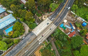 Las cuadrillas de Covial reparan superficies de rodadura, vigas y bases de apoyo para el tránsito vehicular.