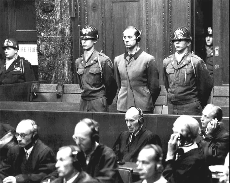 En el centro de la imagen, con auriculares, Karl Brandt, criminal de guerra nazi y médico personal de Hitler, durante los juicios de Núremberg (20 de agosto de 1947) (Wikimedia Commons)