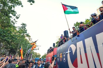 Lamine Yamal sostiene una bandera palestina al celebrar la consagración del Barça como campeones de la Liga. (AP Foto)