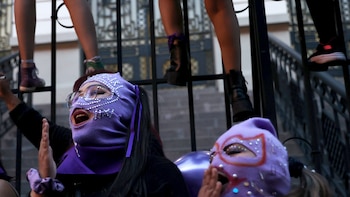 Bolivianas se movilizan en las