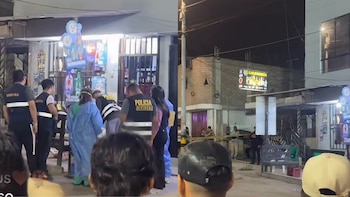 Imagen dividida: Izquierda, agentes de policía y una persona en traje azul frente a una tienda. Derecha, calle de noche con señal de licorería y cinta policial