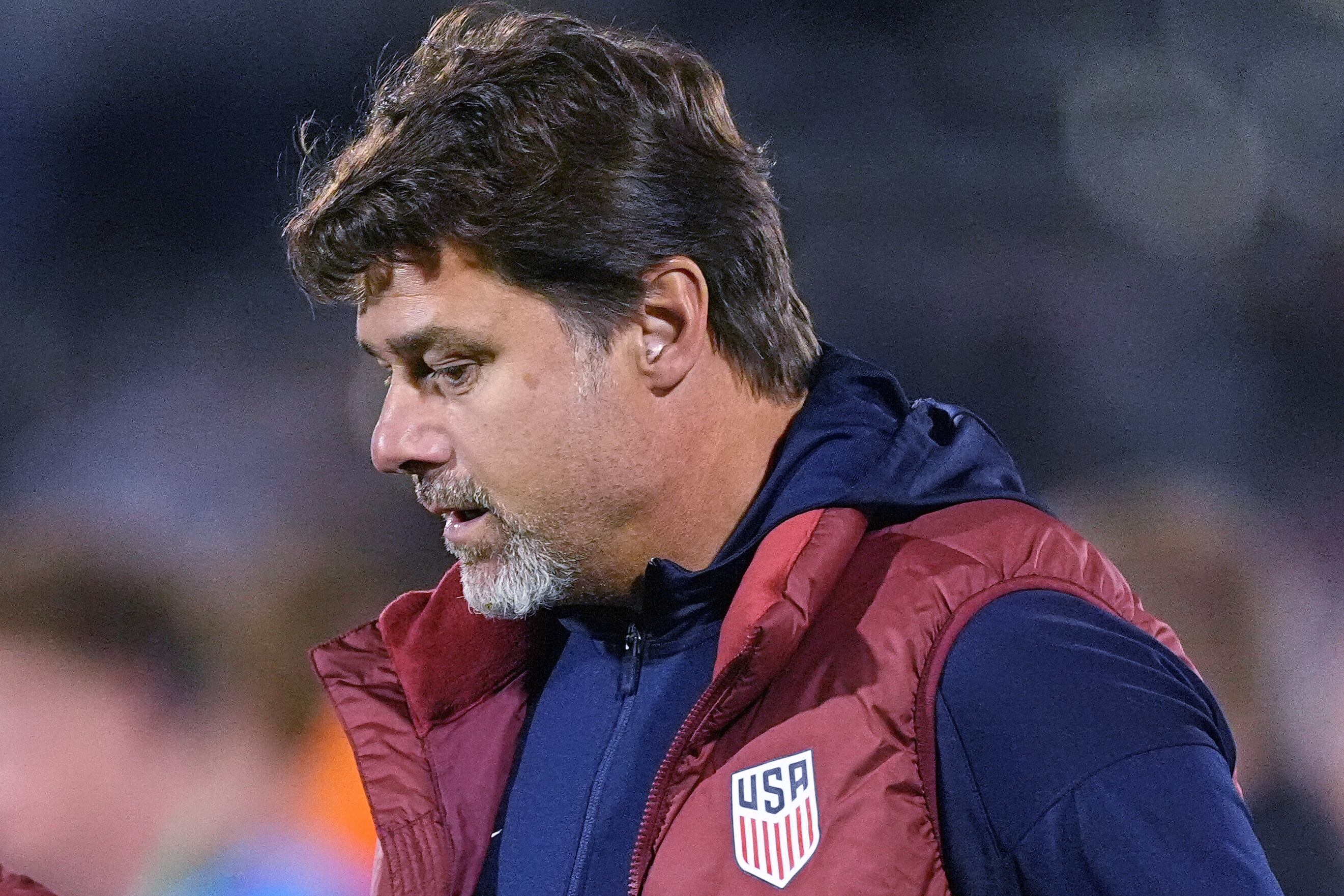 Mauricio Pochettino considera crítica la presencia de Richards por la escasez de defensores centrales en la plantilla nacional (AP Foto/David Zalubowski, Archivo)