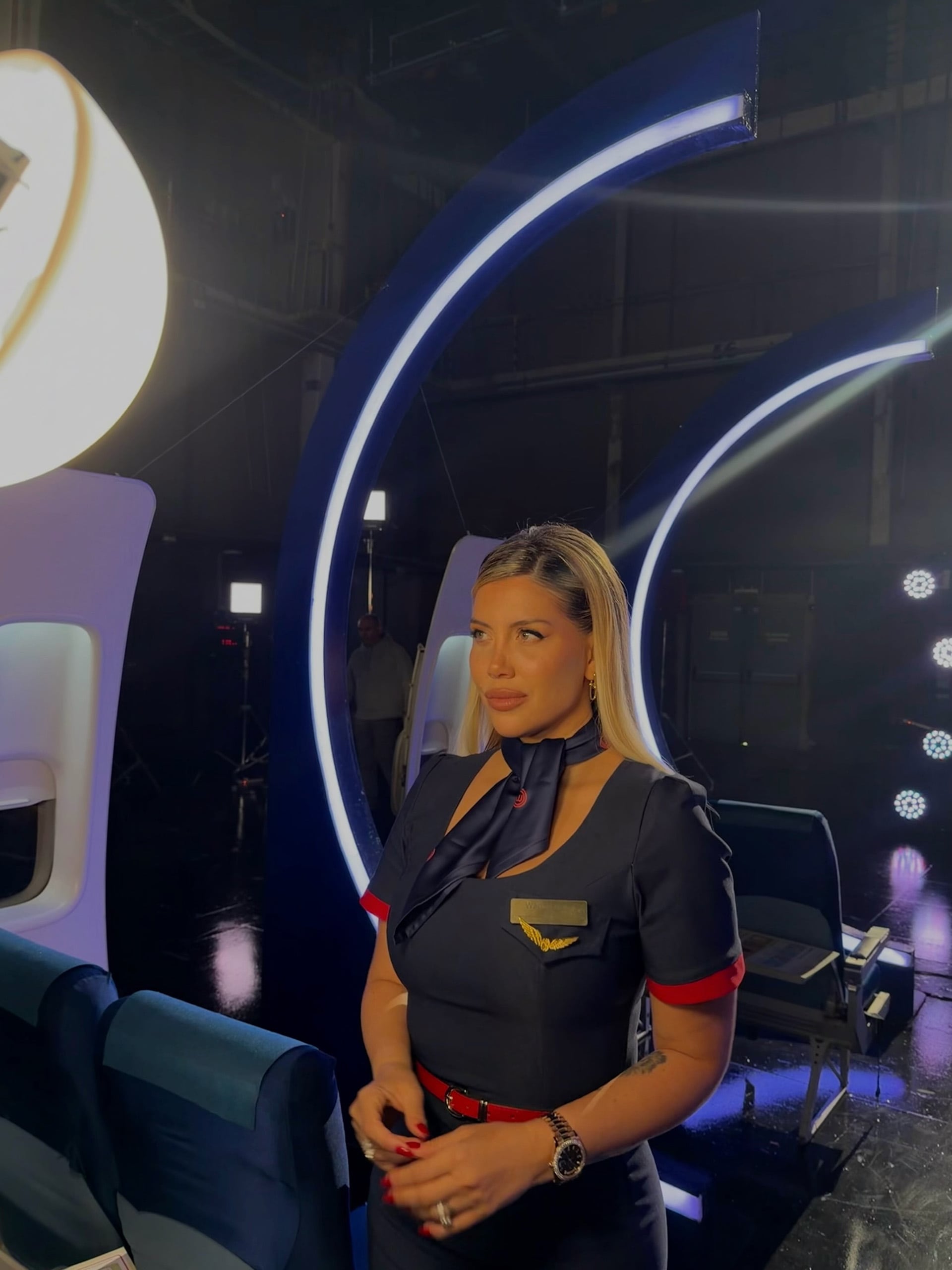 Wanda Nara vestida como azafata para la publicidad de MasterChef Celebrity