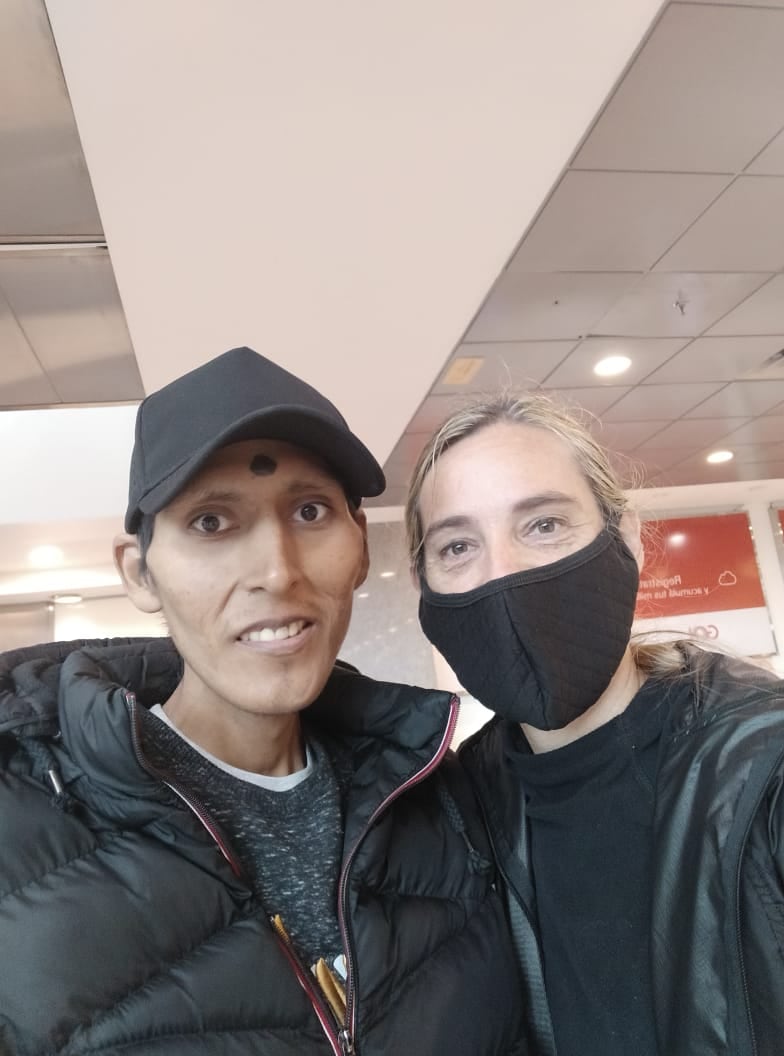 Victor junto a Analía antes de partir a Bolivia, su tierra, para morir al lado de sus seres queridos (Hospice AMAH)