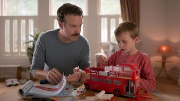 En el final de la tercera temporada, Ted Lasso regresó a Kansas para estar con su hijo. (Captura de video)