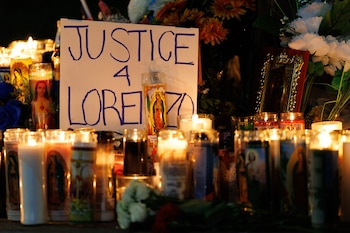 Velas encendidas durante una vigila en honor de Lorenzo Salgado Araujo, un mexicano abatido a tiros el día anterior por un agente de inmigración, el miércoles 8 de julio de 2026, en Houston. (AP Foto/Mark Felix)