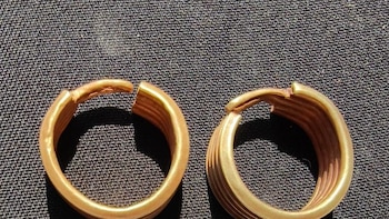 Nuevos hallazgos en Egipto: ataúd dorado, joyas y cosméticos de una tumba casi intacta