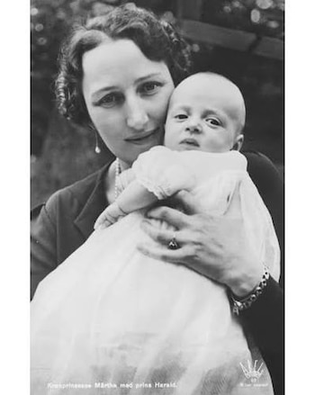 Harald V de Noruega y su madre Marta de Suecia (GROSBY GROUP).