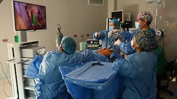 Médicos realizan cirugía laparoscópica con