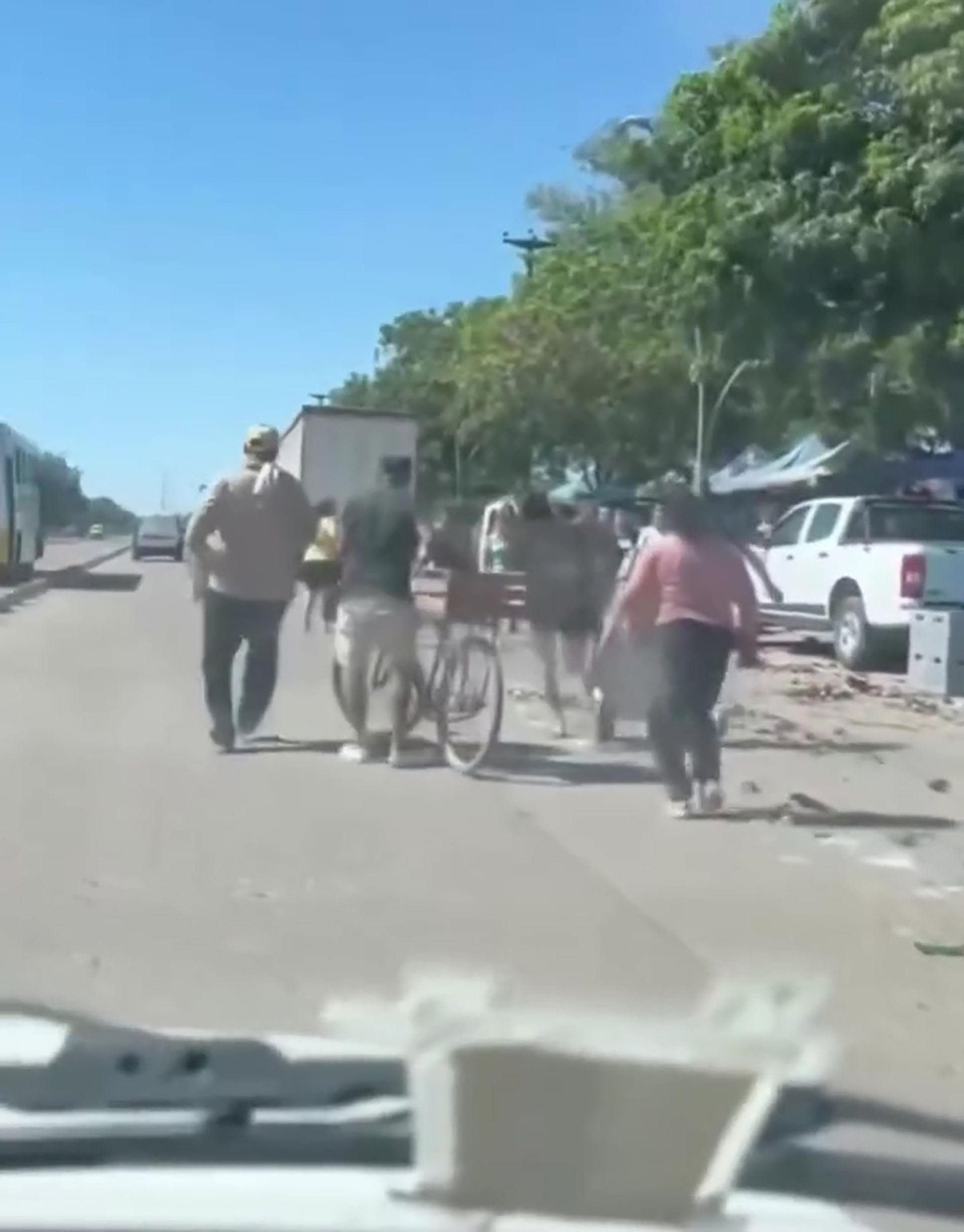 Los vecinos se llevaron cajones y barriles de cerveza.