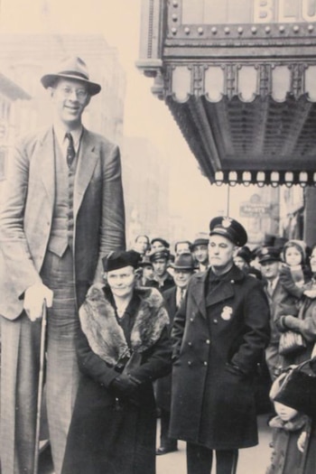 Robert golpeaba su cabeza con ´puertas y arcos. Hasta debía tener cuidado en la calle de no golpearse contra carteles de publicidad y marquesinas de cines y teatros