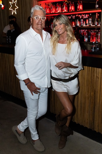 El host Mike Cameroni junto