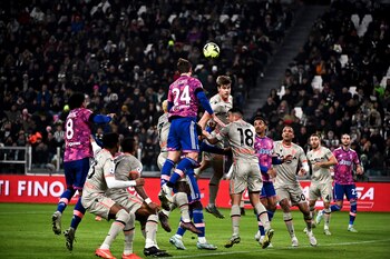 Daniele Rugani de la Juventus intenta cabecear a gol en el encuentro de la Serie A ante el Udinese el sábado 7 de enero del 2023. (Marco Alpozzi/LaPresse via AP)