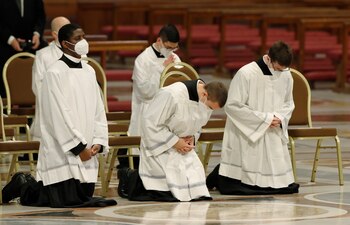 Miembros del clero asisten a