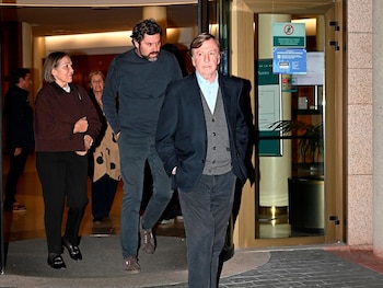 Curro Vázquez, Fran Vázquez y Pati Dominguín saliendo del Tanatorio de La Paz tras el triste fallecimiento de Antonio Vázquez.
Curro Vázquez ha vivido uno de los momentos más dolorosos de su vida tras el fallecimiento de su hermano Antonio, una de las víctimas mortales del accidente ferroviario ocurrido en Urda (Toledo). El torero ha acudido al Tanatorio de La Paz, en Madrid, para despedir a su hermano y arropar a sus familiares en estas horas tan complicadas.
EUROPA ESPAÑA SOCIEDAD
EUROPA PRESS REPORTAJES