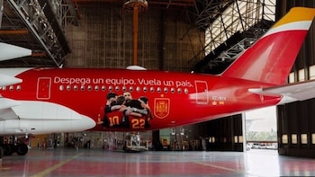 Iberia vinila el avión Airbus A350 que llevará a la selección española de fútbol al Mundial 2026
