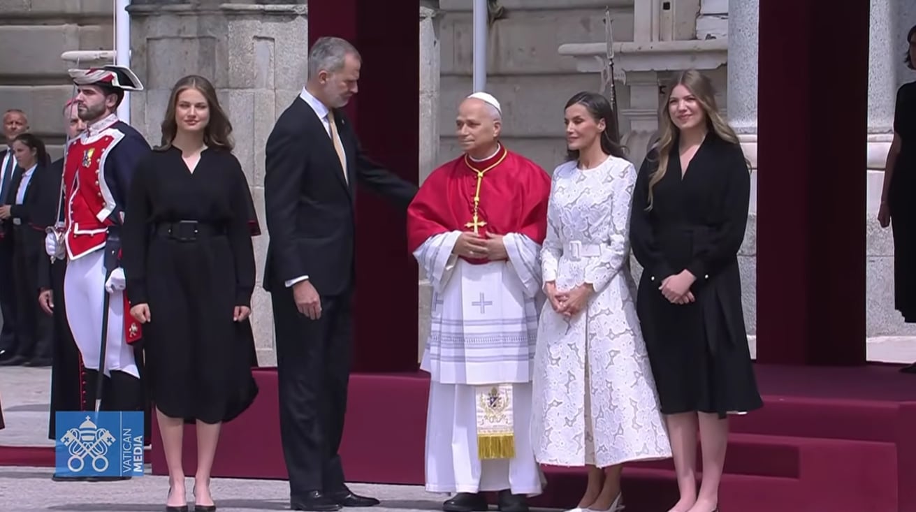 El vestido negro con el que la infanta Sofía cumple con su papel secundario en la visita del papa León XIV(Vatican News)