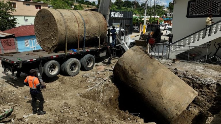 Las autoridades del MICM y Ceccom desmantelan estación clandestina de combustibles en Sabaneta, San Juan, decomisando tanques valorados en RD$1,136,150. (Foto: MICM)