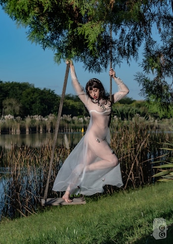 Posa para fotógrafos, dibujantes y