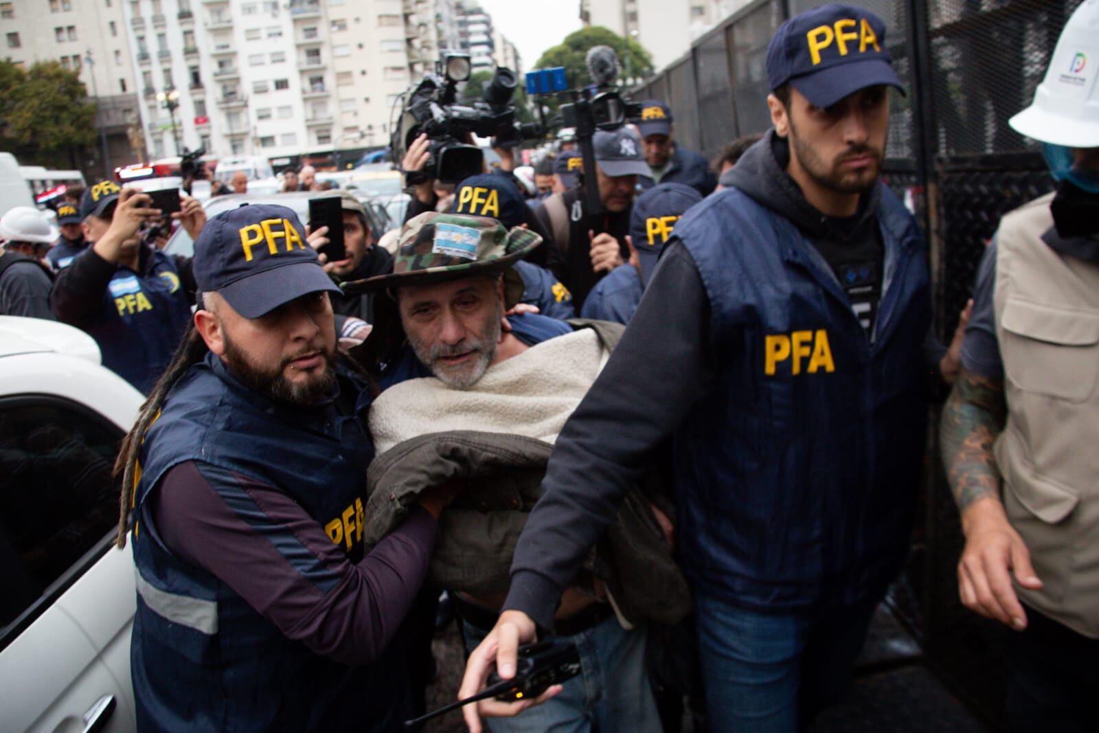 Uno de los manifestantes detenidos durante la marcha (Foto: Silvana Safenreiter)