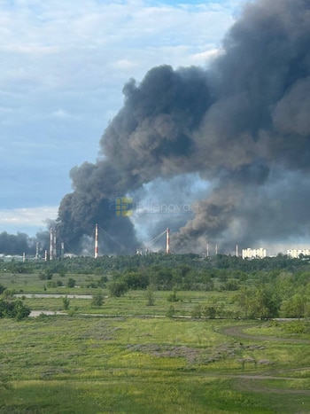Humo sobre la refinería de Saratov, a 700 kilómetros al sureste de Moscú. La instalación produce gasolina y diésel que, según Kiev, abastecen directamente la logística militar rusa. (RRSS)