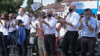 Con tapabocas celeste Sergio Berni.