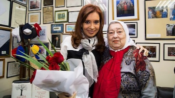 Hebe de Bonafini junto a