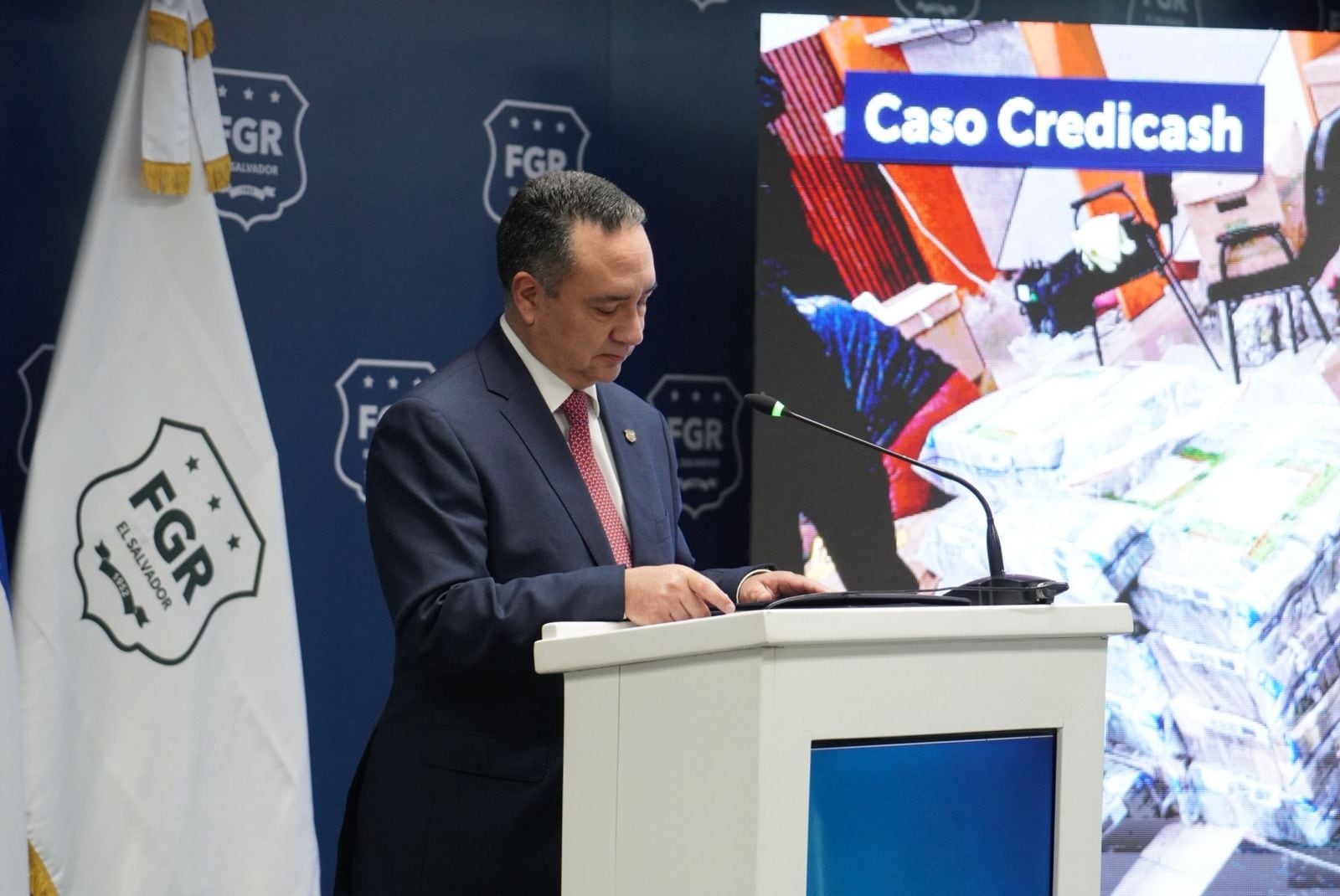 El fiscal general de El Salvador, Rodolfo Delgado, presenta los hallazgos del caso CrediCash durante una conferencia de prensa (Foto archivo, cortesía @NoticieroSLV).
