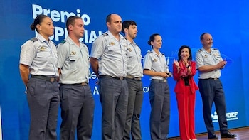 El 43 Grupo del Ejército del Aire y el pintor Augusto Ferrer-Dalmau, galardonados por los periodistas de Defensa