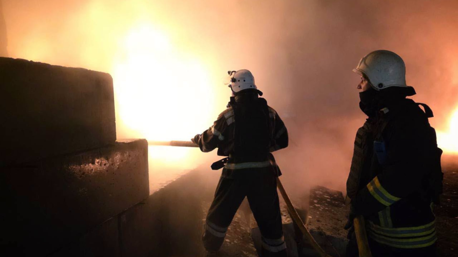 Bomberos de Servicio Estatal de Emergencias de Ucrania apagando incendios tras el ataque de Rusia (Créditos: Facebook del Servicio Estatal)