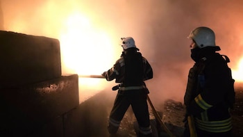 Bomberos de Servicio Estatal de Emergencias de Ucrania apagando incendios tras el ataque de Rusia (Créditos: Facebook del Servicio Estatal)