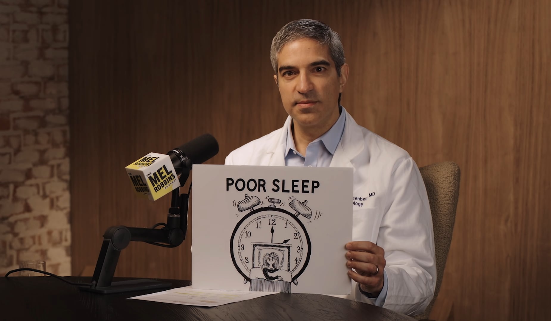 El descanso nocturno de siete a nueve horas preserva el ciclo que eleva la producción de testosterona por la mañana (Captura de video: YouTube/@melrobbins)