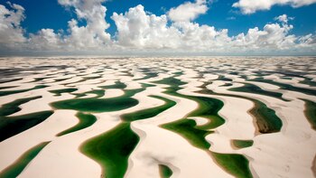 El Parque Nacional Lençóis Maranhenses en Brasil es famoso por sus dunas de arena blanca y lagunas de agua dulce estacionales (George Steinmetz/Corbis)