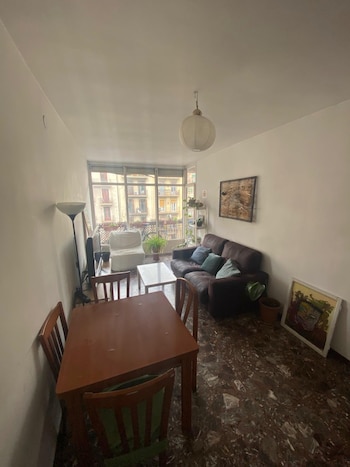 Salón del piso compartido en Barcelona donde se ha hecho viral el anuncio de alquiler.