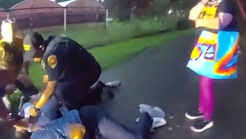 Agentes de policía atienden a personas alcanzadas por un rayo en Florida